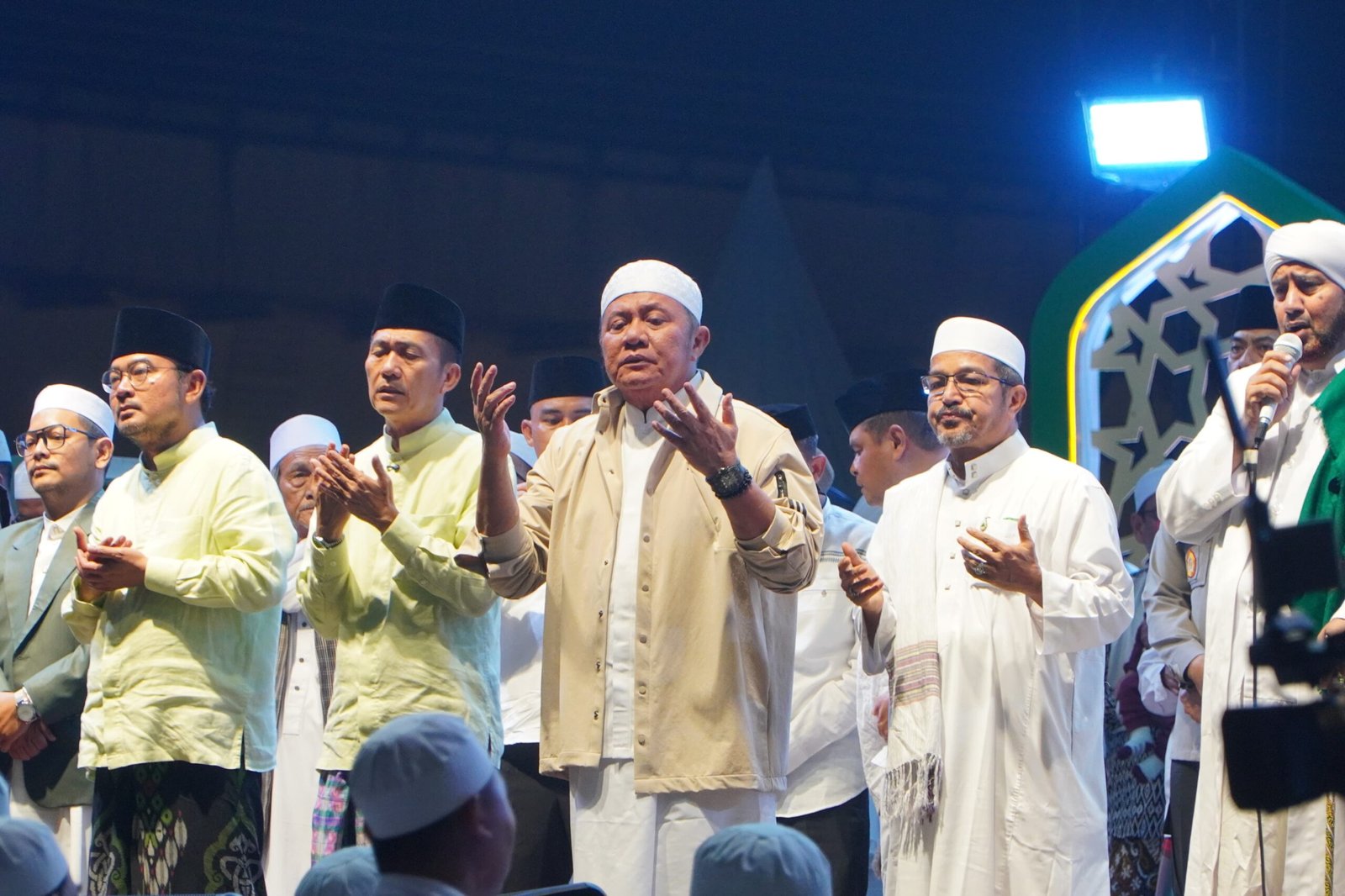 Palembang Darussalam Bersholawat “Mengetuk Langit Untuk Sumatera” di Bundaran Air Mancur Jakabaring Sport City (JSC) Tugu Parameswara, Jumat (12/12/2025)