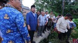Wakil Wali Kota Palembang, Prima Salam, bergerak cepat menindaklanjuti keluhan warga dengan meninjau langsung kondisi jembatan rusak di Kelurahan Silaberanti, Kecamatan Jakabaring, Rabu (17/12/2025).
