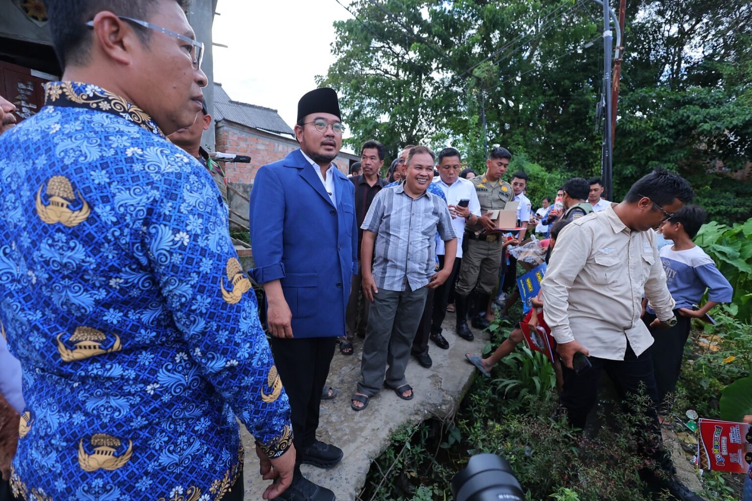 Wakil Wali Kota Palembang, Prima Salam, bergerak cepat menindaklanjuti keluhan warga dengan meninjau langsung kondisi jembatan rusak di Kelurahan Silaberanti, Kecamatan Jakabaring, Rabu (17/12/2025).
