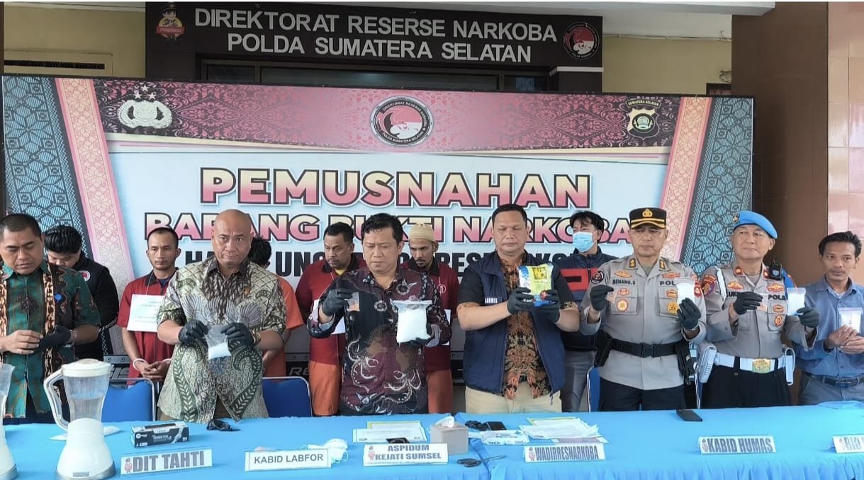 Direktorat Reserse Narkoba (Ditresnarkoba) Polda Sumsel memusnahkan barang bukti narkotika jenis sabu-sabu seberat 2,6 kilogram dan pil ekstasi seberat 1.000 gram.