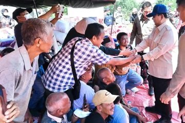 Presiden Prabowo Subianto meninjau langsung wilayah terdampak bencana banjir di Kabupaten Aceh Tenggara, Senin 1 Desember 2025.