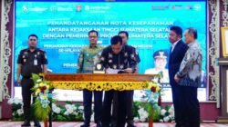 Bupati Muba HM Toha Tohet bersama Kepala Kejaksaan Negeri (Kajari) Muba Aka Kurniawan menandatangani Nota Kesepahaman