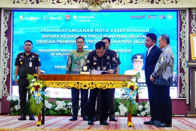 Bupati Muba HM Toha Tohet bersama Kepala Kejaksaan Negeri (Kajari) Muba Aka Kurniawan menandatangani Nota Kesepahaman