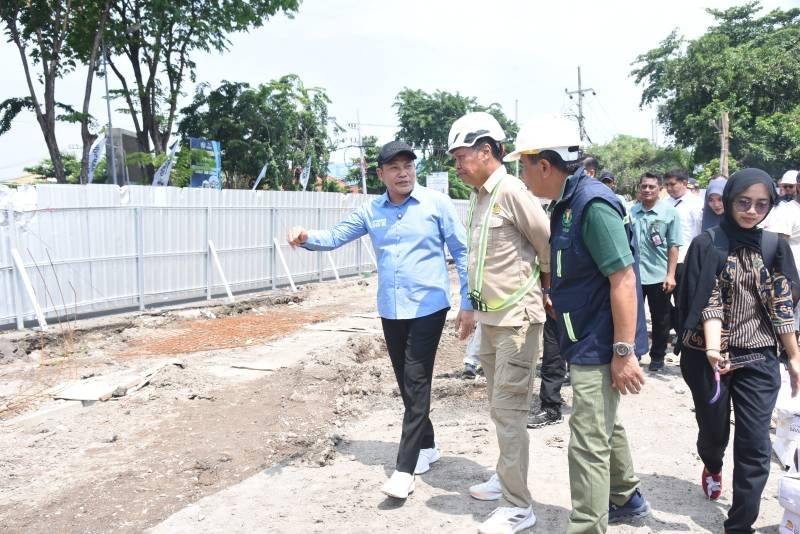 Bupati Sidoarjo H. Subandi saat Sidak progres revitalisasi Alun-alun Sidoarjo, Jumat. (5/12).