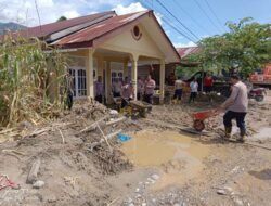Polisi dan Warga Gotong Royong Bersihkan Lumpur Sisa Banjir Bandang