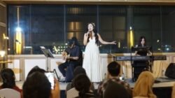 Dee Lestari tampil memukau dalam showcase “Song & Poetry: Bocor Tipis” di GRAMM HOTEL by Ambarrukmo, Yogyakarta, Minggu (7/12/2025).