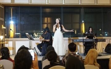 Dee Lestari tampil memukau dalam showcase “Song & Poetry: Bocor Tipis” di GRAMM HOTEL by Ambarrukmo, Yogyakarta, Minggu (7/12/2025).
