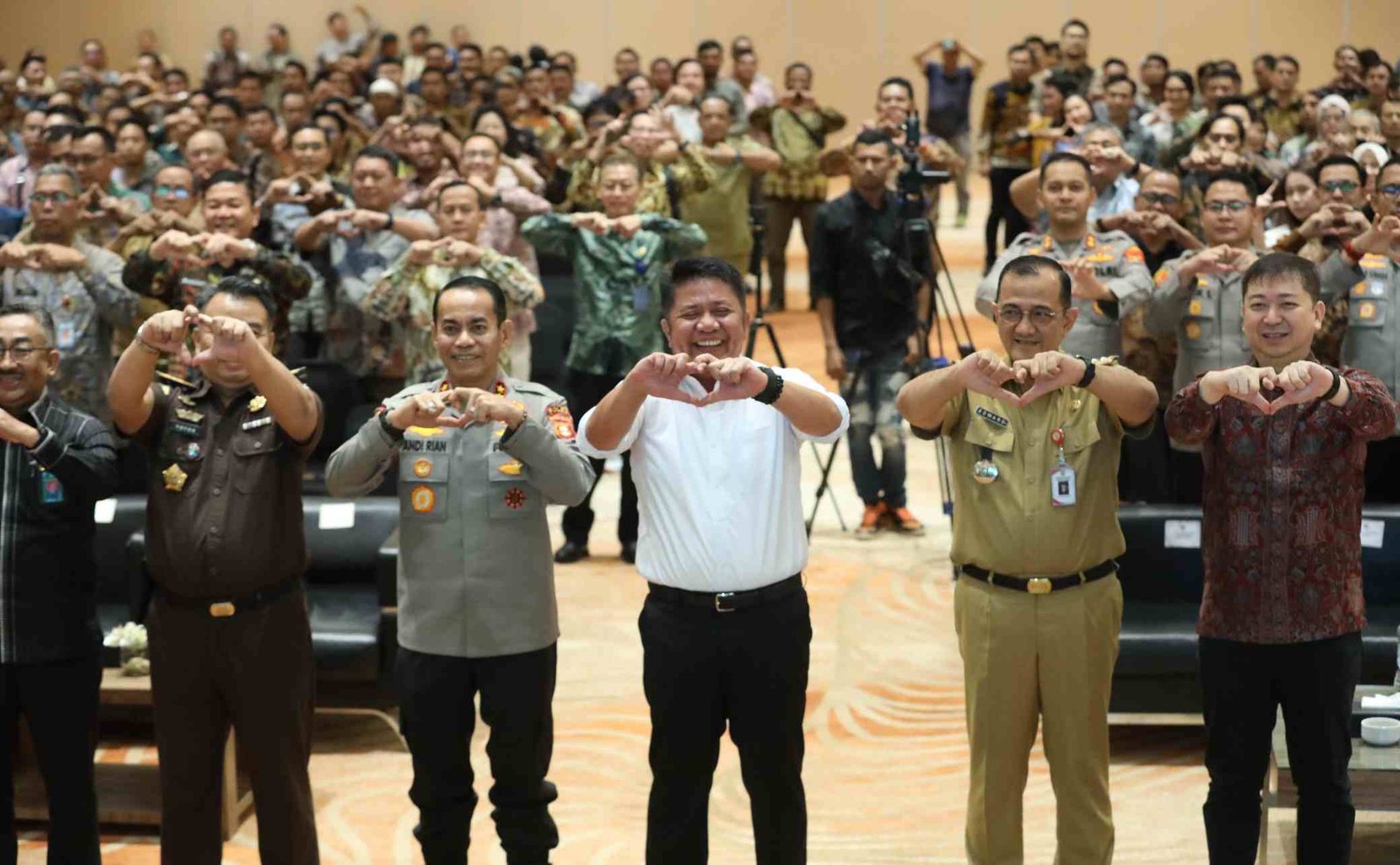 Gubernur Sumsel Herman Deru saat membuka Rapat Koordinasi Mitigasi dan Penegakan Hukum Gangguan Usaha Perkebunan terhadap Pencurian TBS Kelapa Sawit di Ballroom Hotel Aryaduta Palembang, Selasa (9/12/2025).