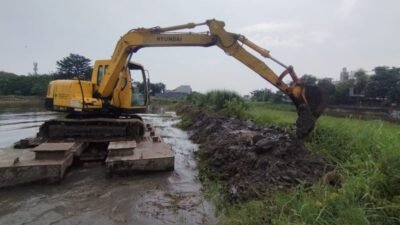 alat berat dikerahkan Pemkab Sidoarjo untuk menyisir sungai-sungai yang tersebar di berbagai kecamatan.