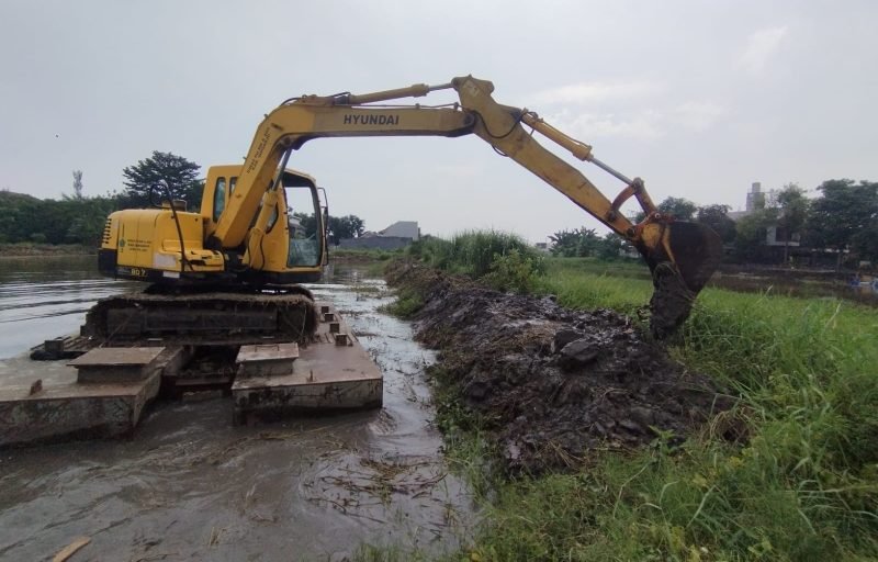 alat berat dikerahkan Pemkab Sidoarjo untuk menyisir sungai-sungai yang tersebar di berbagai kecamatan.