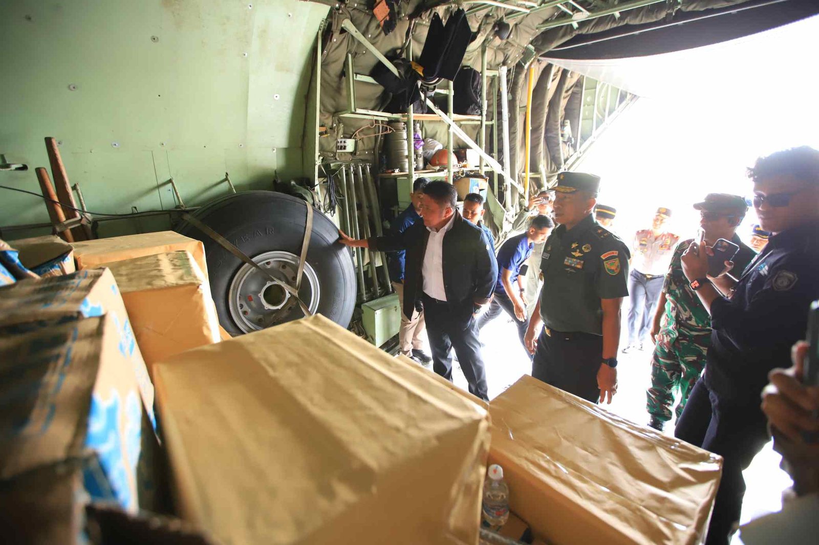 Pemprov Sumsel Kembali Salurkan Bantuan 15 Ton Logistik untuk Korban Bencana Sumbar lewat Jalur Udara