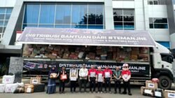 Penyerahan simbolis bantuan dari #TemanJNE kepada perwakilan mitra lembaga Kemanusiaan (dari Kiri) DT Peduli, Bulan Sabit Merah Indonesia (BMSI), Yatim Mandiri, Rumah Zakat