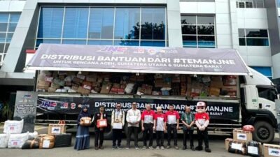 Penyerahan simbolis bantuan dari #TemanJNE kepada perwakilan mitra lembaga Kemanusiaan (dari Kiri) DT Peduli, Bulan Sabit Merah Indonesia (BMSI), Yatim Mandiri, Rumah Zakat
