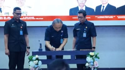 Pemberian Penghargaan Kompetisi Inovasi Pelayanan Publik Disdukcapil se-Sumsel di Graha Bina Praja, Kamis (11/12/2025).