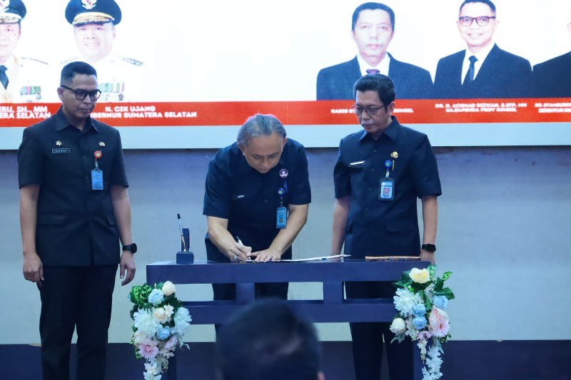 Pemberian Penghargaan Kompetisi Inovasi Pelayanan Publik Disdukcapil se-Sumsel di Graha Bina Praja, Kamis (11/12/2025).