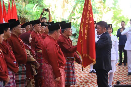Gubernur Sumatera Selatan Dr. H. Herman Deru mengukuhkan Pengurus Pusat Kerukunan Keluarga Palembang (KKP) Periode 2024–2029 di Griya Agung, Sabtu (13/12/2025)
