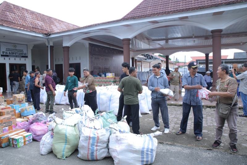 Pemerintah Kabupaten Asahan bersama DPD PKB Pujakesuma Kabupaten Asahan menyalurkan bantuan darurat bagi masyarakat terdampak bencana di Kecamatan Kuala Simpang