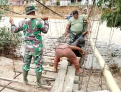 Warga dan TNI Gotong Royong Buka Akses Jembatan Gantung yang Putus Diterjang Banjir
