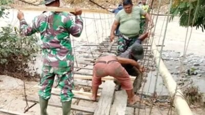 TNI Kodim 0108/Agara Gotong Royong Perbaiki Jembatan Antar Desa