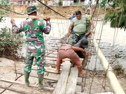 TNI Kodim 0108/Agara Gotong Royong Perbaiki Jembatan Antar Desa