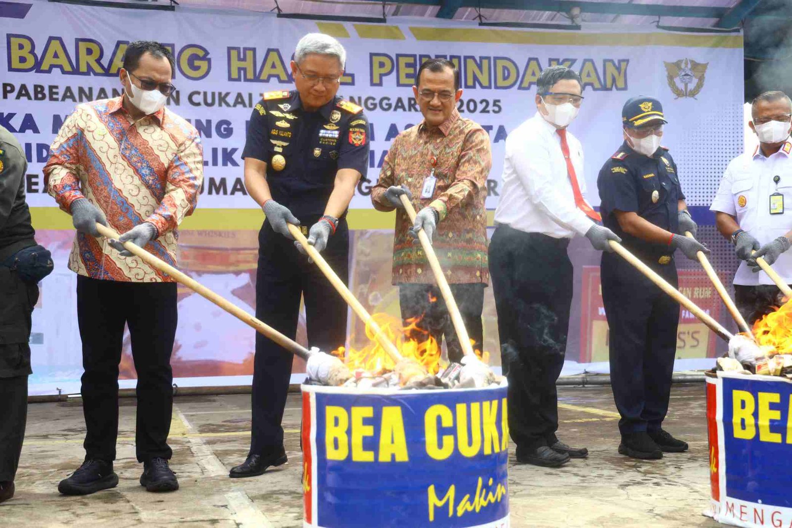 Sekretaris Daerah Provinsi Sumatera Selatan (Sumsel) Edward Candra menghadiri kegiatan Pemusnahan Barang Hasil Penindakan Eks Tegahan Kepabeanan dan Cukai Tahun Anggaran 2025