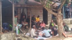 Momen Kebersamaan di Lokasi Bencana Banjir, Warga dan TNI Makan Bersama