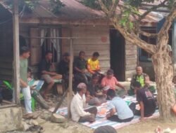 Momen Kebersamaan di Lokasi Bencana Banjir, Warga dan TNI Makan Bersama