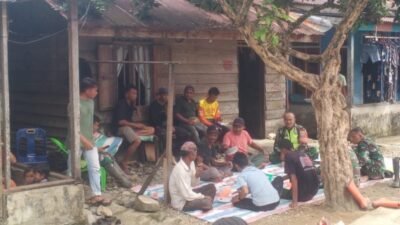 Momen Kebersamaan di Lokasi Bencana Banjir, Warga dan TNI Makan Bersama