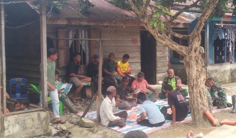 Momen Kebersamaan di Lokasi Bencana Banjir, Warga dan TNI Makan Bersama