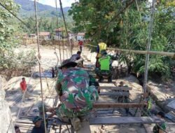 TNI Bersama Warga Perbaiki Jembatan Gantung, Buka Akses Antar Desa di Agara