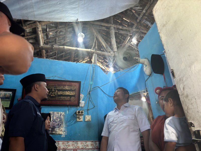Bupati Sidoarjo, H. Subandi, turun langsung meninjau kondisi rumah Arif Kholig, Rabu (24/12).