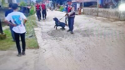Polsek Kertapati bersama anjing pelacak mencari identitas pelaku dilokasi pencurian (Ft: Halopos.id)