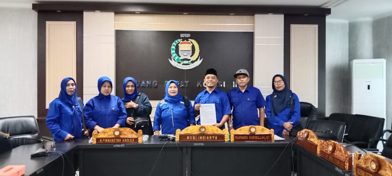 Relawan Biru melayangkan aspirasi resmi ke DPRD Kota Palembang.