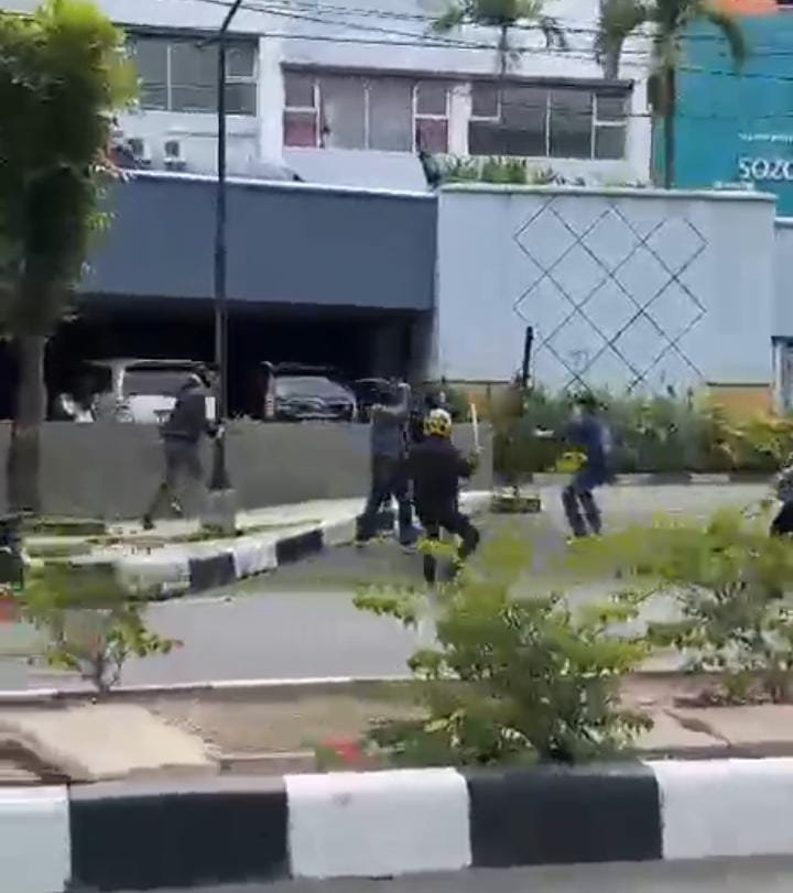 Aksi saling serang antar kelompok yang terjadi di depan PS Mal Palembang. (Photo: Istimewa)