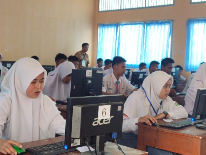 Siswa SMK N 7 Palembang pembelajaran melalui komputer