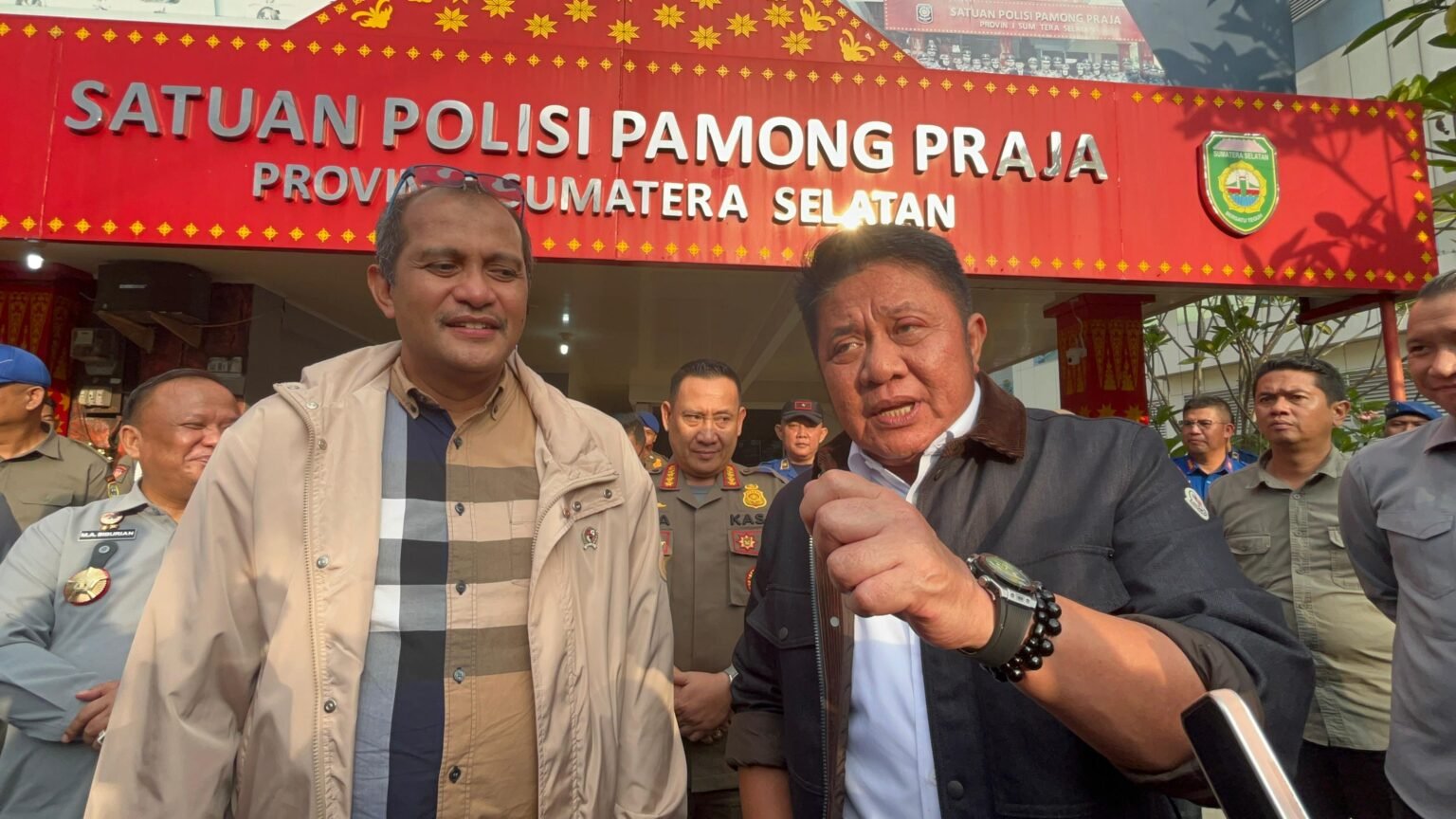 Wakil Menteri Hukum RI, Edward Omar Sharif Hiariej bersama Gubernur Sumsel, Herman Deru usai melakukan kunjungan kerja di Kantor Satpol PP Provinsi Sumatra Selatan, Selasa (13/1/2026).