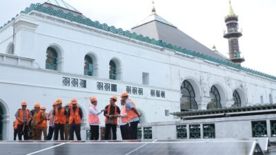 Wali Kota Palembang, Drs. Ratu Dewa, M.Si, meresmikan Pembangkit Listrik Tenaga Surya (PLTS) di Masjid Agung Sultan Mahmud Badaruddin Jayo Wikramo, Senin (19/01/2026).