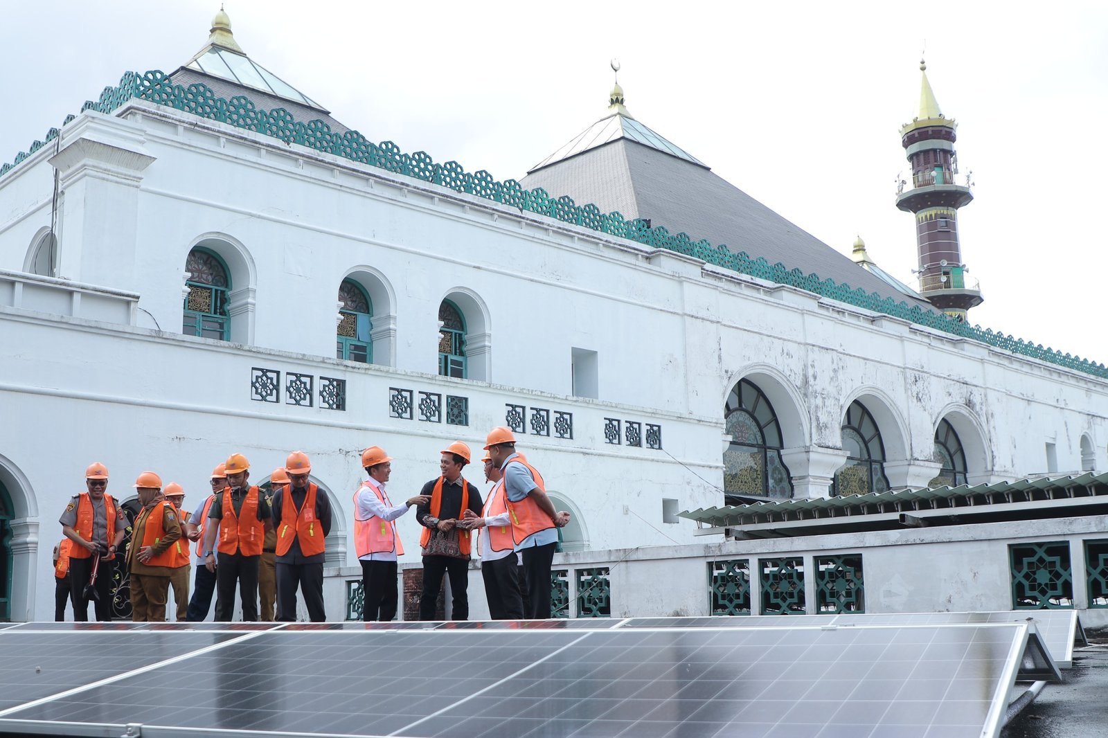 Wali Kota Palembang, Drs. Ratu Dewa, M.Si, meresmikan Pembangkit Listrik Tenaga Surya (PLTS) di Masjid Agung Sultan Mahmud Badaruddin Jayo Wikramo, Senin (19/01/2026).