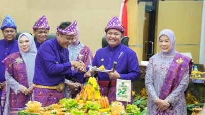 Gubernur Sumatera Selatan (Sumsel) Herman Deru didampingi Ketua TP PKK Provinsi Sumsel Hj. Febrita Lustia HD menghadiri Rapat Paripurna ke-16 DPRD Kabupaten Ogan Komering Ulu (OKU) Timur