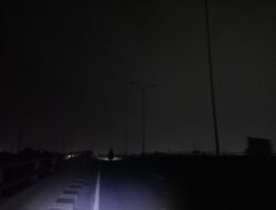 Kondisi Flyover Keramasan Kertapati Nyaris Tanpa Pencahayaan saat Malam Hari