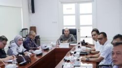 Asisten II Setda Muba Alva Elan SST MPSDA saat memimpin Rapat Pembahasan Langkah - Langkah Penyelesaian Pembangunan Jembatan Lalan (P6) Kecamatan Lalan di Kantor Perwakilan Musi Banyuasin di Palembang, Sabtu (24/1/2026).