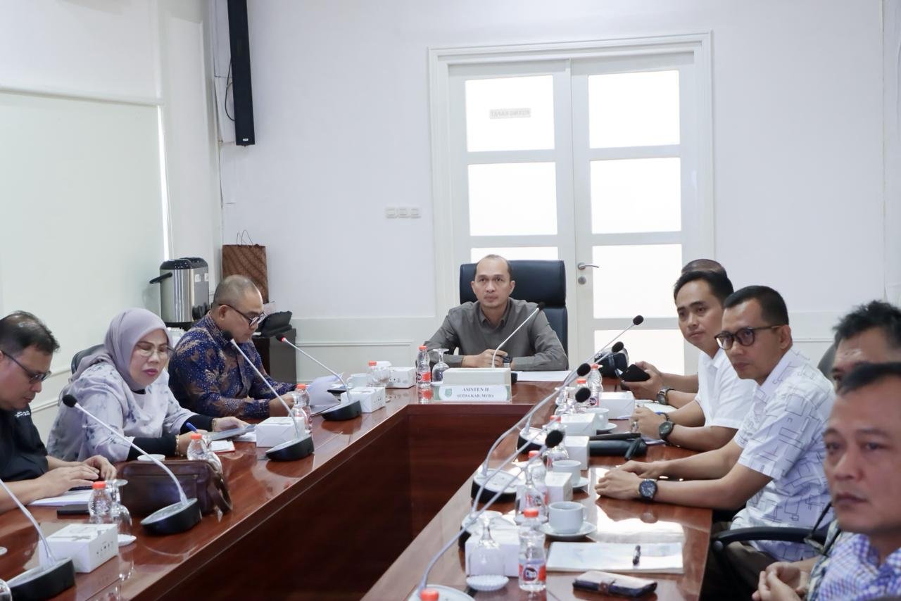 Asisten II Setda Muba Alva Elan SST MPSDA saat memimpin Rapat Pembahasan Langkah - Langkah Penyelesaian Pembangunan Jembatan Lalan (P6) Kecamatan Lalan di Kantor Perwakilan Musi Banyuasin di Palembang, Sabtu (24/1/2026).