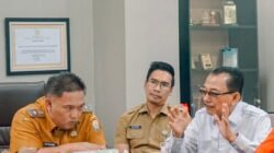 Pimpinan dan anggota Komisi II DPRD kota Palembang rapat tertutup di ruang rapat Kepala Bapenda