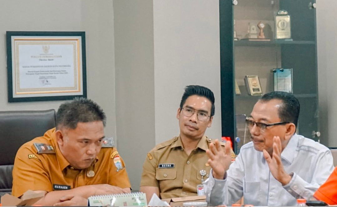 Pimpinan dan anggota Komisi II DPRD kota Palembang rapat tertutup di ruang rapat Kepala Bapenda