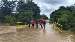Foto: Akses jalan warga di Desa Gemawang, Muara Enim, tertutup banjir (Dok. BPBD Sumsel)