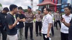 Puluhan massa yang tergabung dalam Gerakan Mahasiswa dan Pemuda Lahat (GEMAPELA) kembali menggelar aksi unjuk rasa di Mapolda Sumatera Selatan, Senin (5/1/2026).