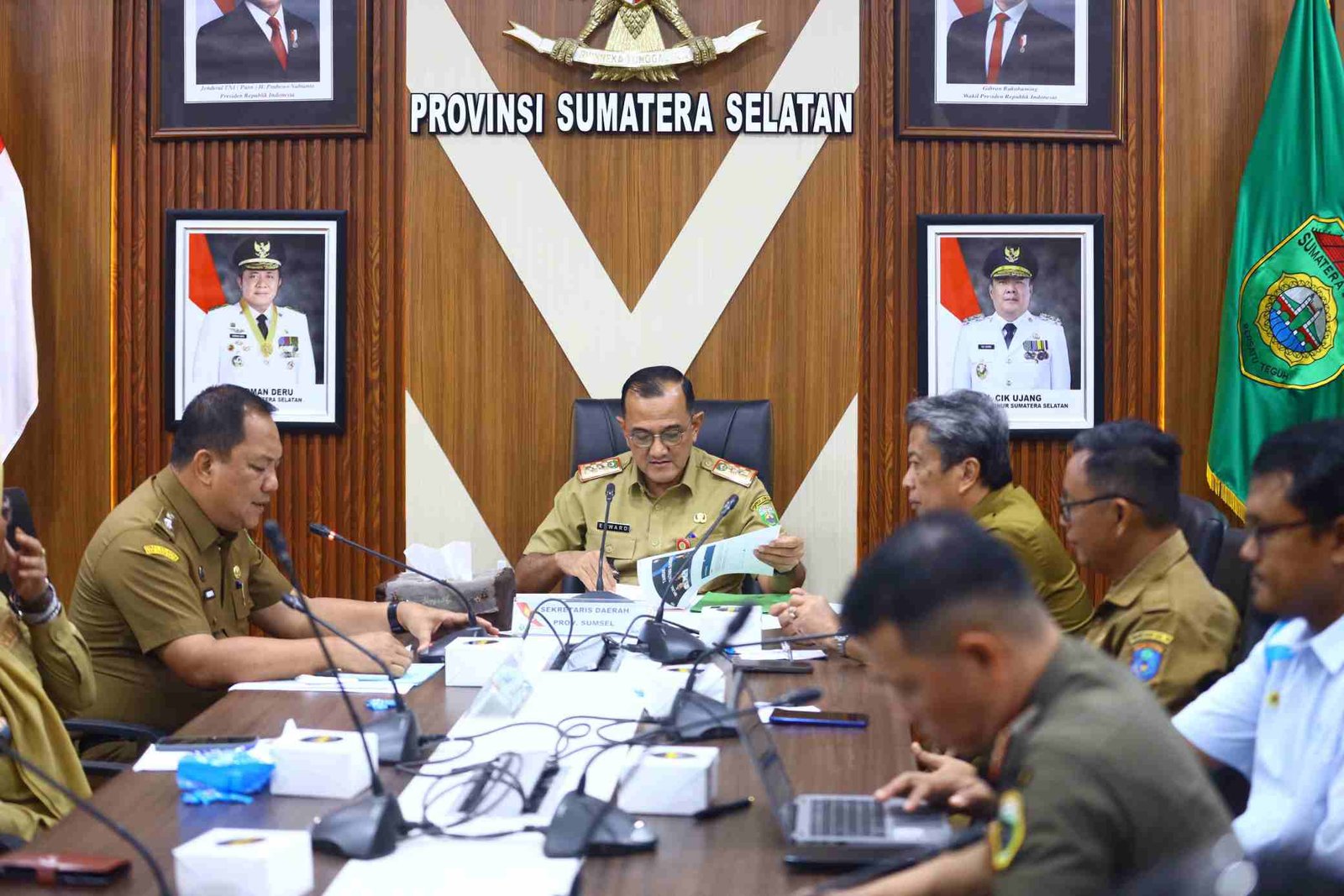 Sekretaris Daerah Provinsi Sumatera Selatan (Sumsel) Dr.  Edward Candra memimpin rapat pembahasan permasalahan gangguan pasokan listrik di kawasan tambak udang PT. Wachyuni Mandira, Kabupaten Ogan Komering Ilir