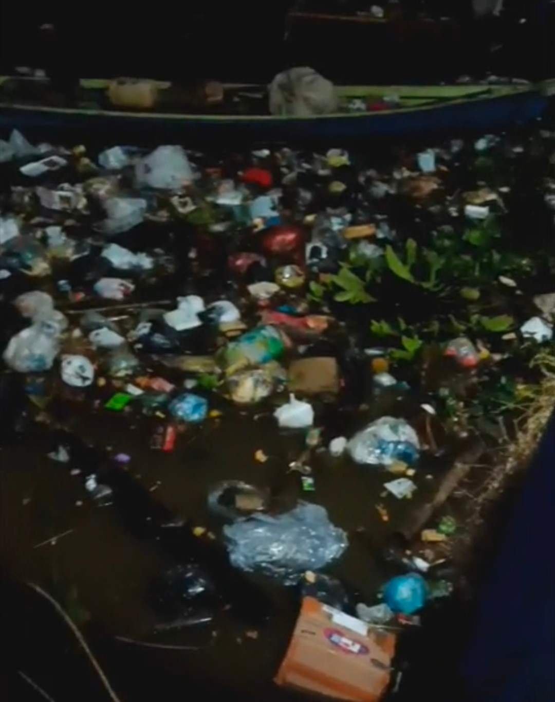 Sampah mengapung di Sungai Musi