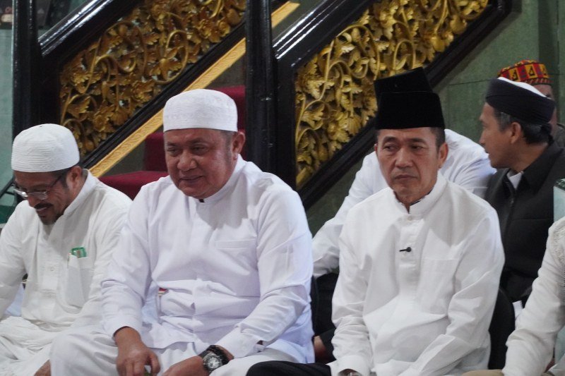 Gubernur Sumsel Herman Deru didampingi Walikota Palembang Ratu Dewa, saat menghadiri dan melepas ratusan jemah peringatan Haul Datuk Kiai Marogan ke 125 Tahun