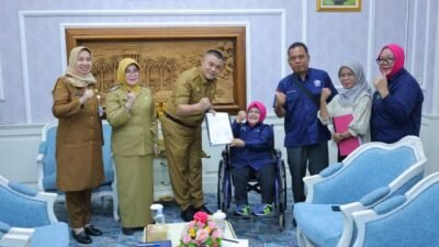 Sekretaris Daerah Kota Palembang, Aprizal Hasyim, saat menerima audiensi Himpunan Wanita Disabilitas Indonesia (HWDI) Provinsi Sumatera Selatan di ruang Setda Kota Palembang, Selasa (13/1/2026).